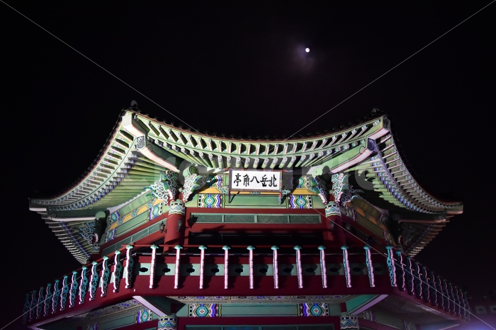 서울,달,북악산,빛,야경,야경,밤,풍경,nightscape,night,landscape,한국전통,한국문화,korean traditional,korean culture,건축물,건물외관,exterior,building,structure,architecture,construction,pagoda,탑,건물,shrine,신사,worship,예배