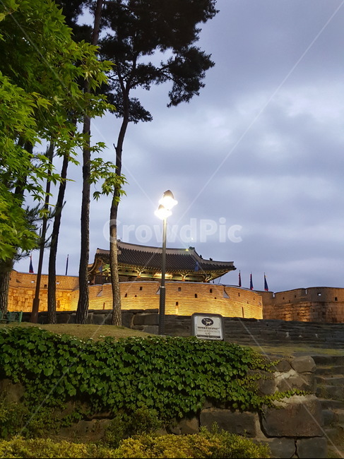 수원,수원화성,운치,하늘,느낌,야경,밤,풍경,nightscape,night,landscape,한국전통,한국문화,korean traditional,korean culture,랜드마크,landmark,tourist attraction,한국랜드마크,한국관광지,한국명소,korea landmark,korea tourist attraction,건축물,건물외관,exterior,building,structure,architecture,construction,건물
