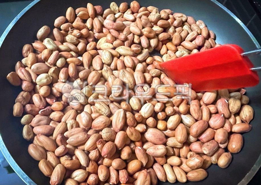 Roasted Peanuts,savory,cook,silicone spatula,food,nuts,dish,stirfried dishes,plant,Stirfried Peanuts,stirfry,ingredients,peanut,cooking,frying pan