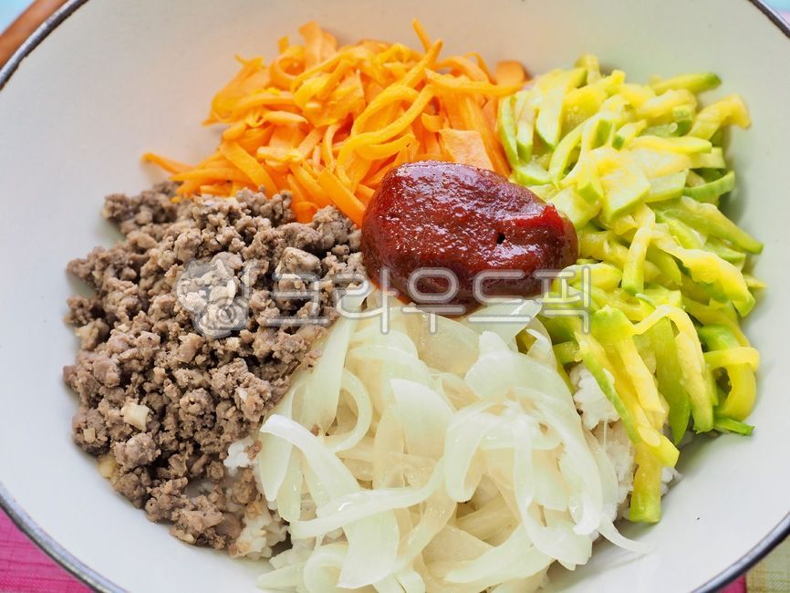 비빔밥,소고기비빔밥,고추장,채소,배경,음식,식품,한국음식,전통음식,당근,호박,양파,웰빙,웰빙음식,bibimbap,beefbibimbap,kochujang,vegetable,background,food,koreanfood,traditionalfood,carrot,pumpkin,onion,wellbeing,wellnessfood