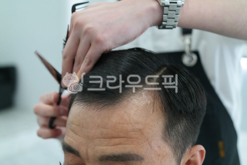 가르마,남자,헤어스타일,바버샵,이발소,미용실,미장원,뷰티,미용,머리카락,머리,정돈,깔끔한,댄디,스타일,미용사,사람,이발,hairdresser,person,haircut