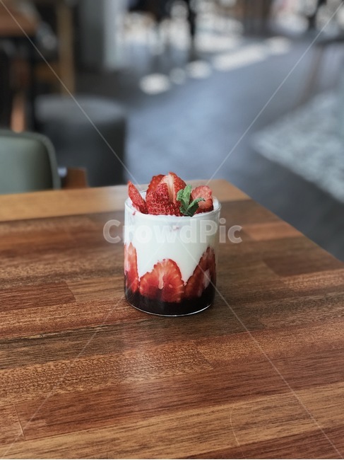 베리요거트,딸기요거트,요거트,시즌음료,블루베리요거트
