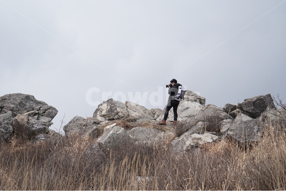 사진사,바위,억새,갈대,바위산,사람,인물,인간,human,person,남성,남자,man,male,여행,휴가,traveling,vacation,trip,사진작가,포토그래퍼,photographer
