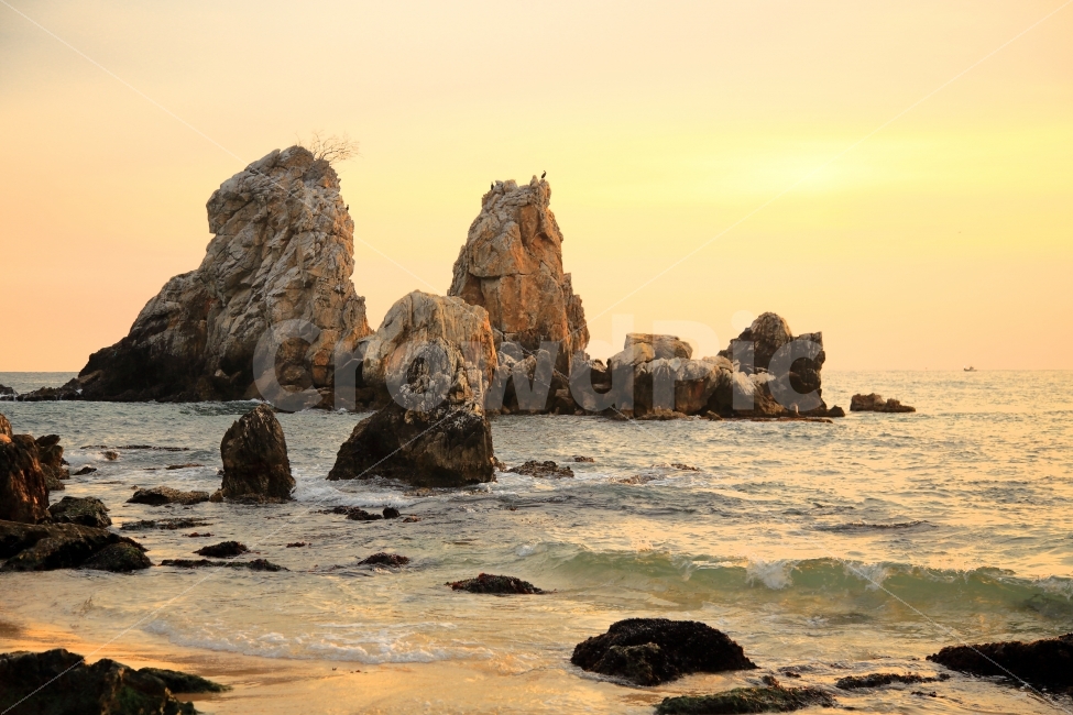 추암해변,동해안,일출,바닷가,가마우지,자연,풍경,nature,landscape,한국자연풍경,한국자연경관,korea nature landscape,해변,바다,beach,sea,promontory,곶,outdoors,옥외,ocean,대양,water,물