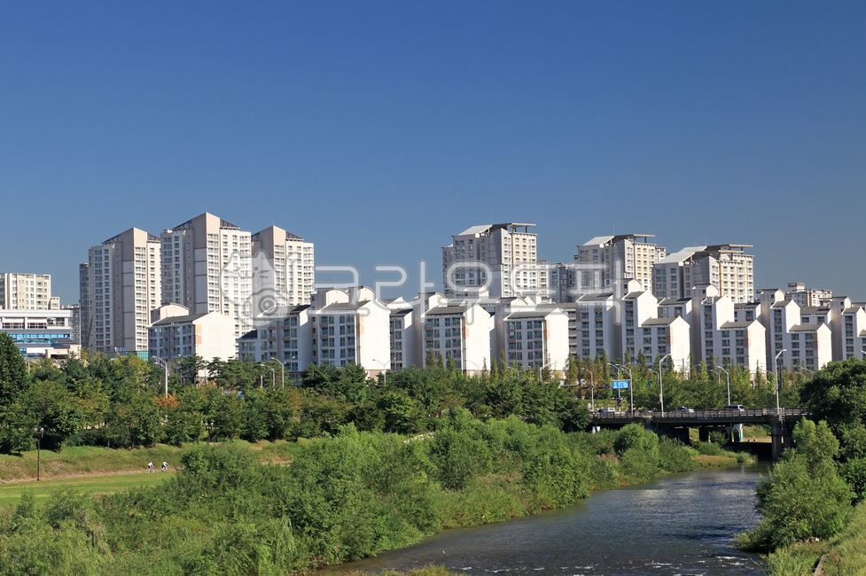 city,green space,construct,skyline,house,building,Highquality land,stream,Bundanggu,River,park,sky,gyeonggido,green,Tancheon,Seongnam city,real estate,tree,downtown,Per minute,water,environment,korea,background,SeongNam,river,apartment