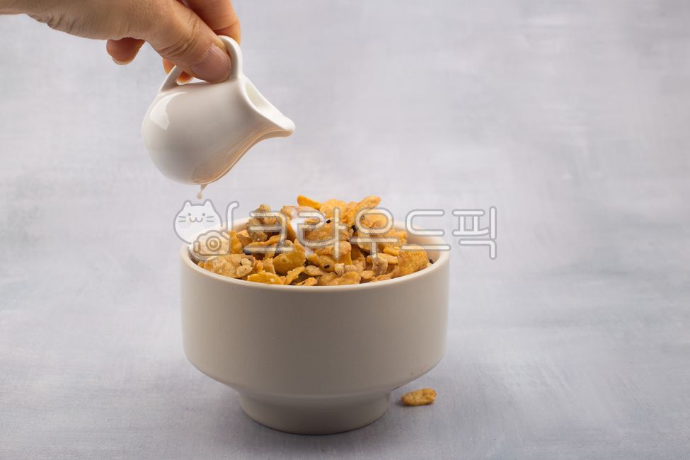 씨리얼,시리얼,그래놀라,후레이크,통곡물,곡물,오트밀,우유,아침식사,간편식,음식,스푼,숟가락,음식,식재료,요리,food,cook,meal,dishes,food reserves