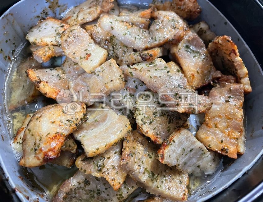 삼겹살,돼지고기,돼지,고기,육류,구이,에어프라이어구이,에어프라이어요리,실리콘용기,음식,요리,식사,식재료,먹방,밥도둑,한식,한국음식,한국요리,food,diah,cook,pork,meat,koreanfood,meal