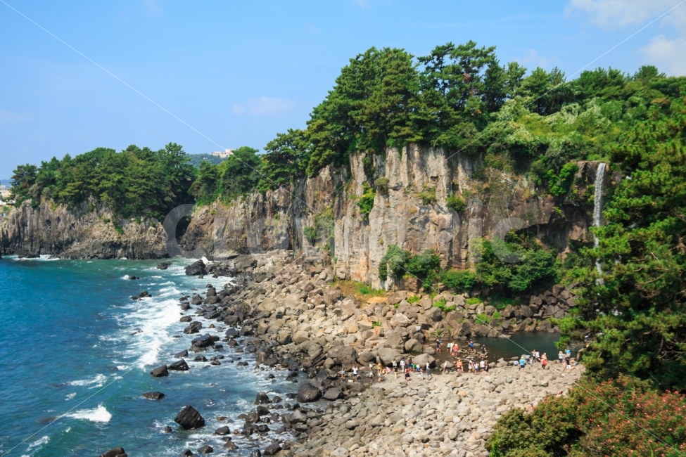 제주,제주도,정방폭포,폭포,제주여행,여행,여행지,관광,관광지,명승지,유명한,자연,풍경,waterfall,Jeju,여름,나무,녹색,절벽,관광명소,물,물줄기,시원한,경치,폭포수,전경,바다,파도,물결,해안,해안선,해안절벽,바닷가,바위,암석,파란,하늘,관광객,자연,풍경,nature,landscape,한국자연풍경,한국자연경관,korea nature landscape,제주도,jeju,jeju island,water,shoreline,outdoors,옥외,ocean,대양,sea,coast,연안
