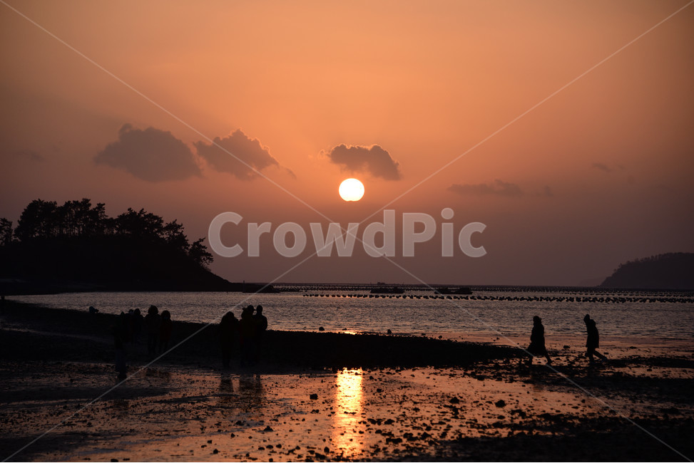 해넘이,일몰,석양,해남,바닷가일몰,자연,풍경,nature,landscape,한국자연풍경,한국자연경관,korea nature landscape,사람들,대중,군중,other people,crowd,인물실루엣,사람실루엣,character silhouette,human silhouette,sunlight,햇빛,outdoors,옥외,red sky,붉은 하늘,dawn,새벽,sunset,sky,하늘,dusk,황혼