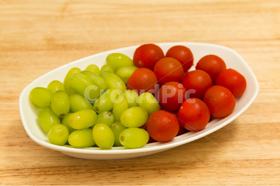 청포도,방울토마토,과일,토마토,포도,녹색,붉은색,빨간색,연두색,음식,상큼한,신선한,간식,다이어트,영양,건강,후식,디저트,접시,목재,테이블,건강,헬스웨어,헬스케어,healthware,health care,음식,식재료,요리,food,cook,meal,dishes,food reserves,채소,야채,vegetables