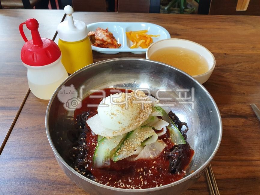 냉면,비빔냉며느냉면육수,식초,겨자,김치,국물,꼐란,오이,양념,찬음식,깨,음식,요리,냉면그릇,사발
