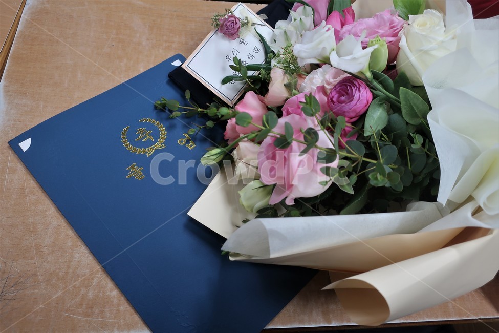 졸업,졸업식,행사,꽃다발,졸업장,축하꽃,축하,학교,기념일,책상,기념일,축하,anniversary,congratulation,celebrate,celebration,교육,학교,공부,education,learning,study,school
