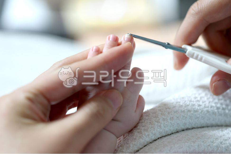신생아,가족,손톱,깍기,손톱깍기,손,손가락,자르는,가위,엄마,잡고있는,아기,귀여운,영아,모성애,부모,사랑,행복,가정,출산,육아,돌봄,유아,피부,남자,따뜻한,신체,케어,동양인,한국인,집,실내,거실,방,안방,침실,한국