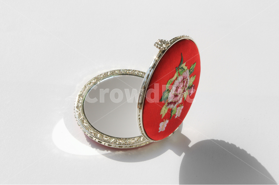 손거울,거울,미니,미니거울,자수,전통,mirror,red,빨강,한국,korea,littlepocketmirror,코스메틱,악세사리,원형,메이크업도구,도구,메이크업,흰배경,열림,open,열린,한국전통,한국문화,korean traditional,korean culture,뷰티,미용,beauty treatment,사물,물건,오브젝트,thing,object,matter,누끼,remove background
