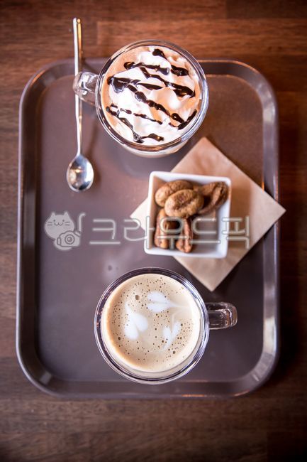 커피,탑뷰,카페,라떼아트,라떼,카푸치노,커피콩,커피콩빵,빵,과자,숟가락,쟁반,접시,컵,유리잔,거품,하트,오브젝트,실내,두잔,커피,카페,coffee,cafe