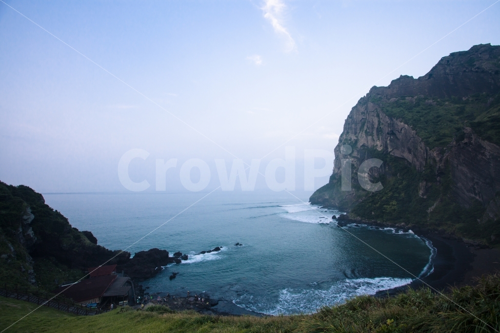 풍경,바다,제주,일출봉,파도,하늘,감성,절벽,해안,자연,풍경,nature,landscape,한국자연풍경,한국자연경관,korea nature landscape,제주도,jeju,jeju island,promontory,곶,outdoors,옥외,land,땅,cliff,낭떠러지,water,물,sea,ocean,대양,shoreline,해안선