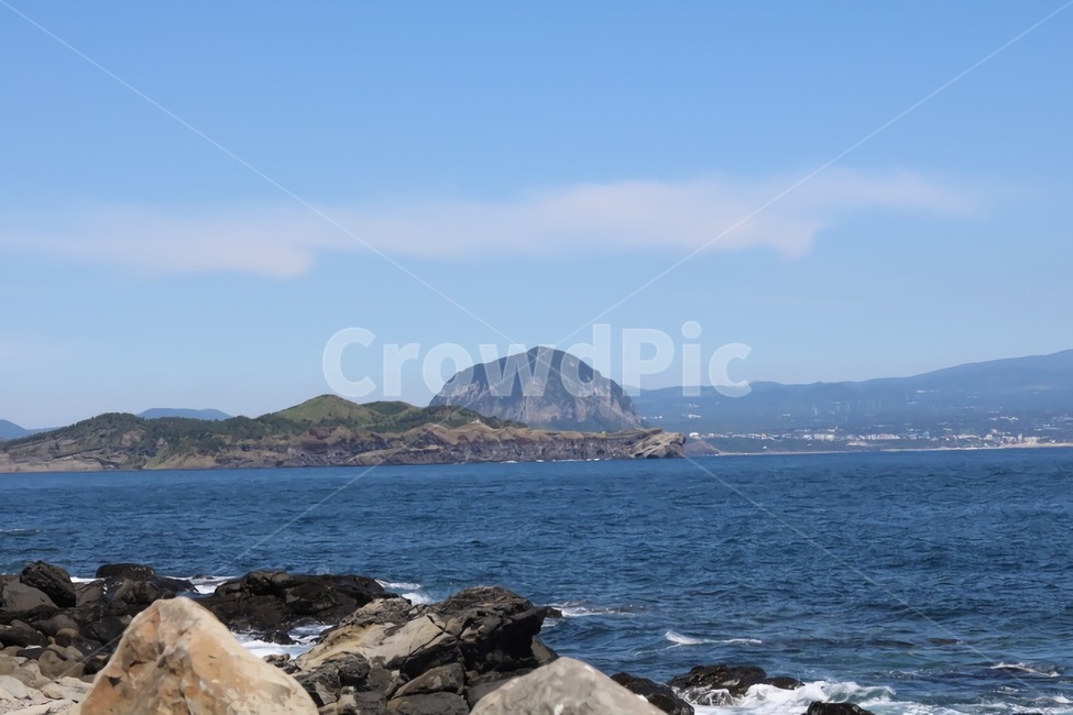 제주도,제주,산방산,바다,하늘,구름,파도,돌,자연,힐링,자연,풍경,nature,landscape,한국자연풍경,한국자연경관,korea nature landscape,제주도,jeju,jeju island,outdoors,옥외,land,땅,promontory,곶,sea,water,물,ocean,대양,shoreline,해안선