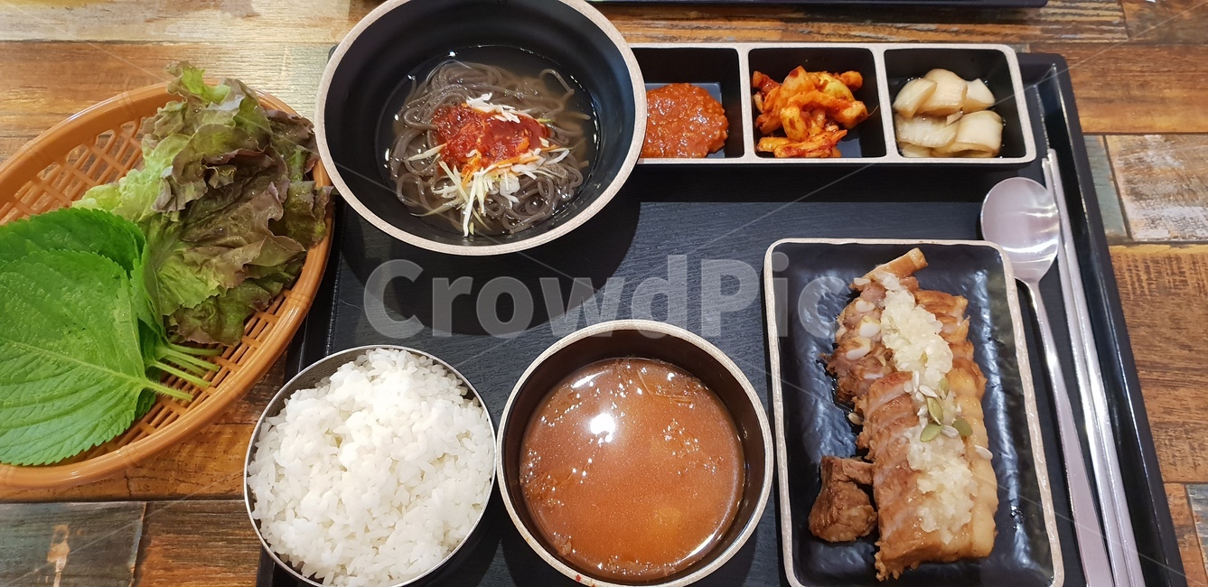 보쌈정식,수육,디너,점심,저녁,런치,쌈,보쌈,돼지고기,식단,밥상