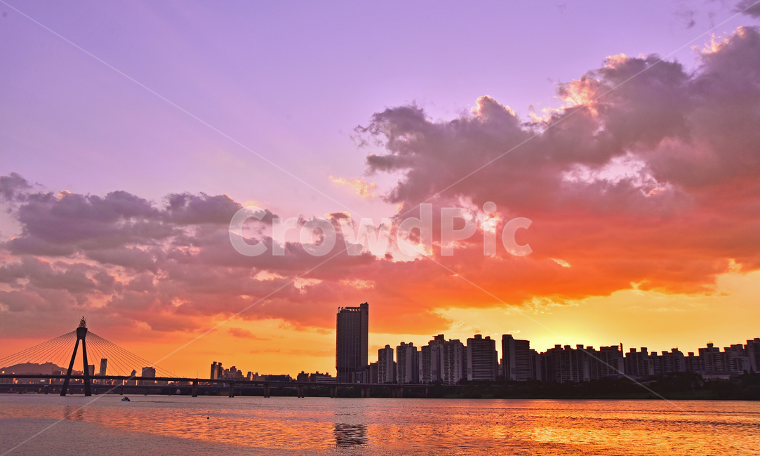 도시풍경,노을,석양,강변,해질무렵,해질녘,background,landscape,구름,색감,오렌지색,water,물,building,워터프론트,건물,반사,물결,한강,황혼,서울,강변풍경,일몰,outdoors,옥외,붉은하늘,redsky,sky,하늘,sunset,아파트촌,고층빌딩,낭만적,드라마틱,도시,풍경,city,landscape,한국도시풍경,한국도시경관,korea cityscape