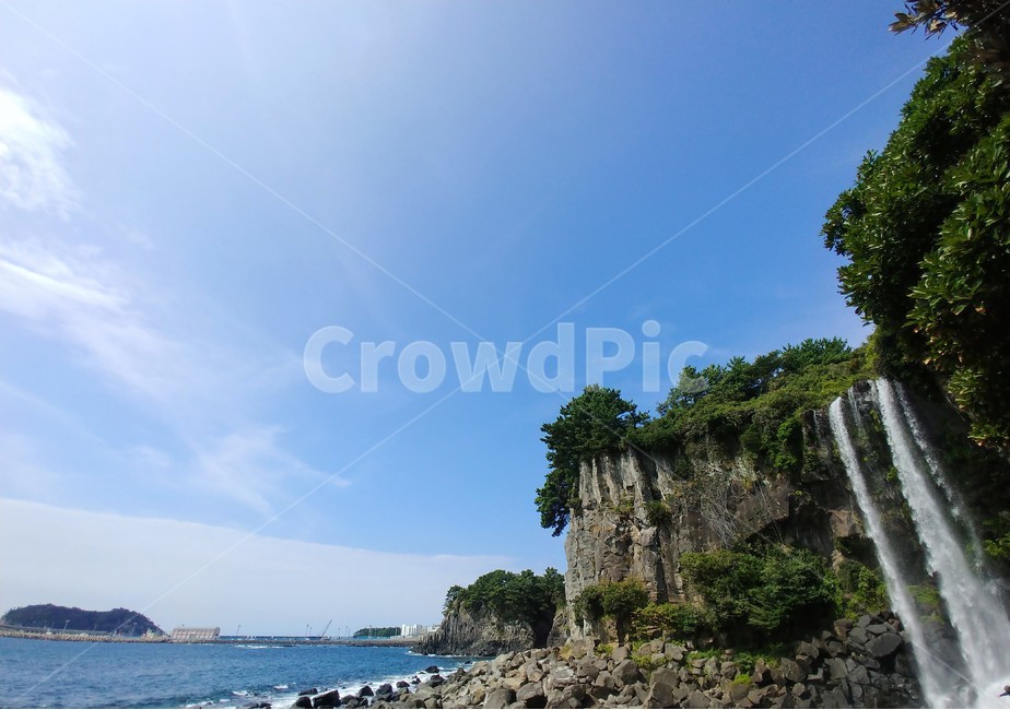 제주,폭포,정방폭포,정방,여름,쾌청,맑음,푸른하늘,자연,풍경,nature,landscape,제주도,jeju,jeju island,water,물,outdoors,옥외,ocean,대양,sea,바다,shoreline,해안선