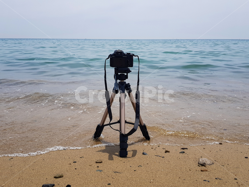 카메라,바다,여름바다,삼각대,해수욕장,파도,기다림,해변,여름,백사장,beach,camera,tripod,wave,sand