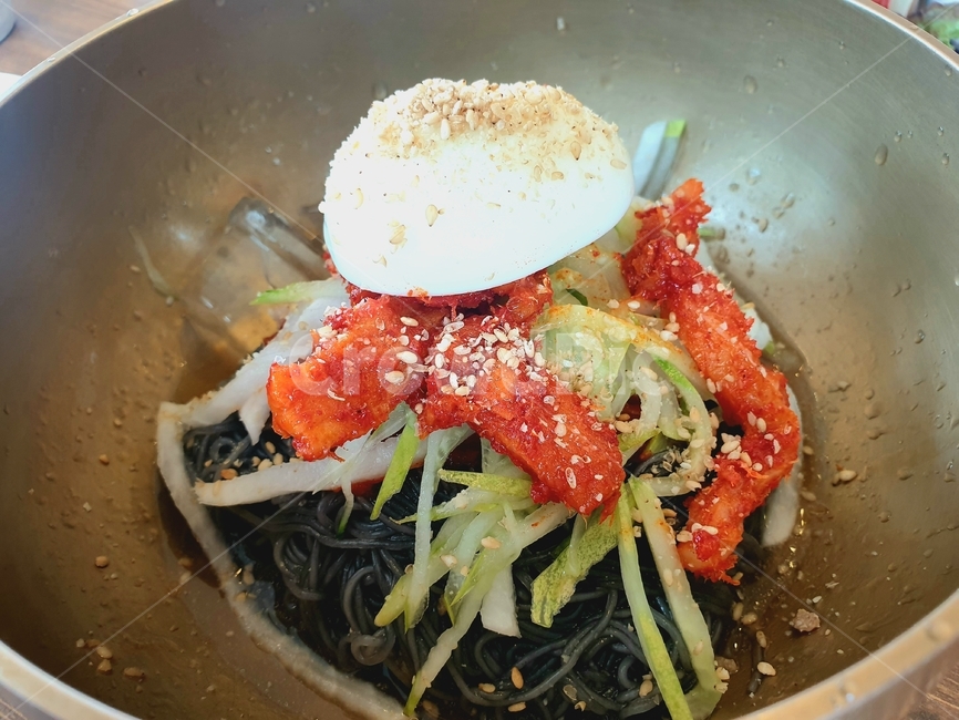 냉면,비빔냉면,코다리냉면,코다리,오이,계란,달걀,음식,요리,시원한음식,여름음식,한국음식,식사,맛집,여름,한국전통,면류,면요리,noodles,food,cook,cooking,koreanfood,meals,koreanmeal