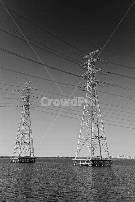 철탑,송전탑,흑백,바다,풍경,흑백,모노톤,monochrome,black and white,건축물,건물외관,exterior,building,structure,architecture,construction