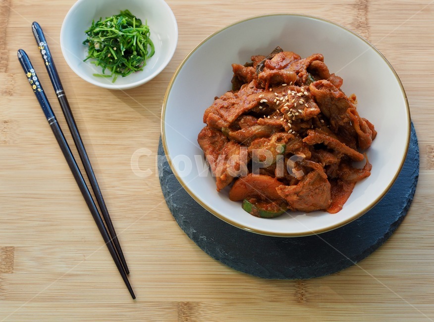 제욱볶음,제육고추장볶음,제육,식품및음료,한국음식,한국문화,동아시아문화,음식과음료산업,건강한식생활,웰빙,문화,산업,아시아,대한민국,접시,스튜디오촬영,손수만든,다이어트,전통,한국,젓가락,돼지고기,돼지고기구이,돼지고기바비큐,채소,음식,볶음,아시아음식,요리,나물,반찬,전통음식,돼지고기고추장볶음,점심식사,매운,매운요리,점심,음식,식재료,요리,food,cook,meal,dishes,food reserves,육류,고기,meat,한식,한국음식,한국요리,korean food,korean dishes,korean meal,korean cook