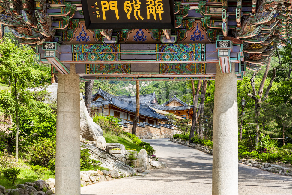 진관사,사찰,일주문,문화재,관광지,풍경,불교,불교건축물,고찰,단청,전통건축,해탈문,한국전통,한국문화,korean traditional,korean culture
