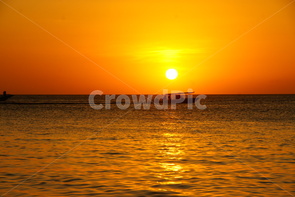 바다,수평선,일몰,일출,배,보트,coast,seaside,nature,자연,sky,하늘,redsky,붉은하늘,dusk,황혼,새벽,sunlight,햇빛