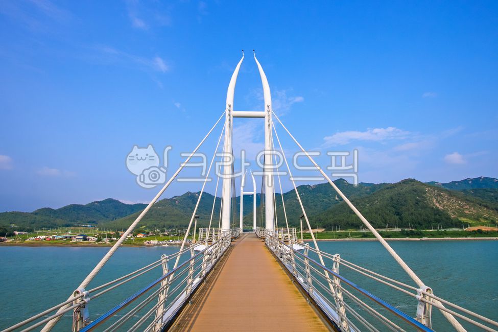 가우도출렁다리,가우도,출렁다리,다리,교량,바다,하늘,물,파란색,산,초록색,여름,관광지,섬,전남,강진군,강진,한국,야외,실외,항공촬영,하이앵글,보행교