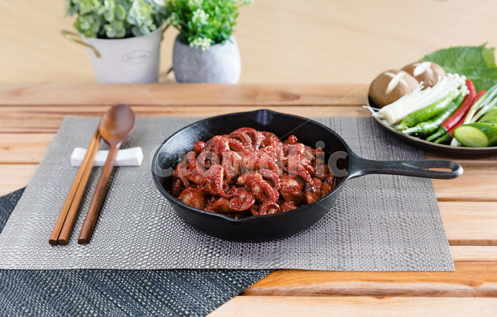 주꾸미,요리,다이어트,매운음식,식기류,건강식,조리법,소면,그릇,테이블,식사,맛있다,먹다,별미,낙지,문어,맵다,짜다,준비,숟가락,식탁,붉다,해산물,바다요리,재료,한국,전통,음식,배고프다,무침,볶음,프라이팬,식당,밥,볶다,젓가락,매콤하다,양념,음식,식재료,요리,food,cook,meal,dishes,food reserves,한식,한국음식,한국요리,korean food,korean dishes,korean meal,korean cook