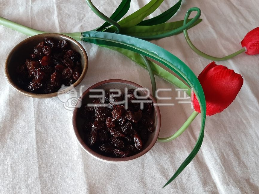 food,음식,건포도,가공품,간식,후식,식재료,포도,dessert,그릇,접시,plate