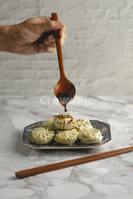 만두,덤플링,화이트배경,찐만두,냉동만두,dumplings,gyoza,사람,인물,인간,human,person,신체일부,몸,body,음식,식재료,요리,food,cook,meal,dishes,food reserves,중식,중국음식,중화요리,chinese food,chinese dishes,chinese meal,chinese cook