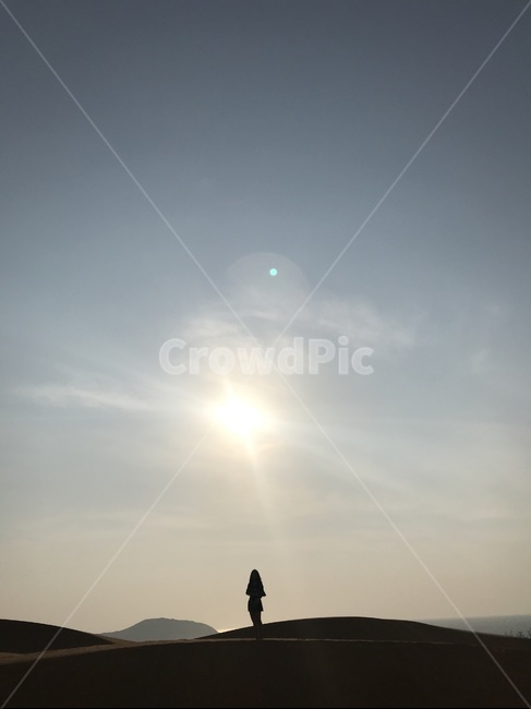베트남,무이네,레드샌듄,사구,사막,일출,선라이즈,역광,사람,인물,인간,human,person,여성,여자,woman,female,lady,인물실루엣,사람실루엣,character silhouette,human silhouette,flare,플레어,light,빛,nature,자연,outdoors,옥외