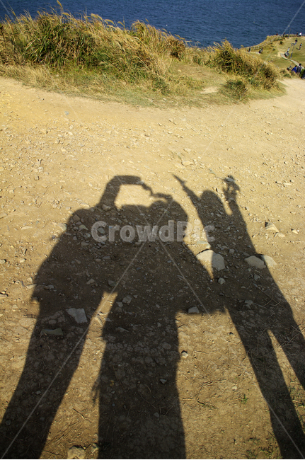그림자,사람,땅,흙,shadow,사람,인물,인간,human,person,인물실루엣,사람실루엣,character silhouette,human silhouette,친구,우정,friendship,companion,ground,바닥,gravel,자갈,road,도로,dirt road,흙길,asphalt,아스팔트