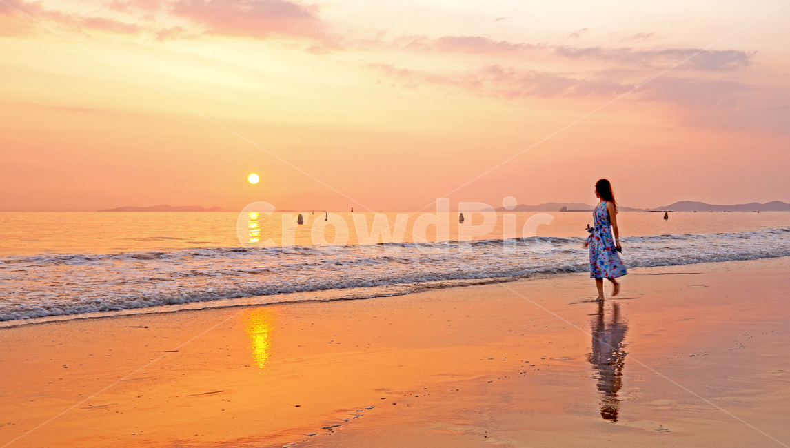 일몰,바닷가,해변,해질녘,sunset,clothing,apparel,의복,의류,person,사람,human,인간,여름,계절,summer,season,해변,바다,beach,sea,사람,인물,인간,human,person,여성,여자,woman,female,lady,여행,휴가,traveling,vacation,trip,감성,sensible,feeling