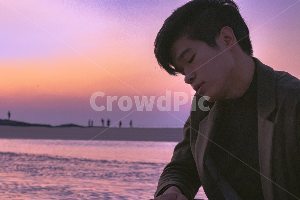 노을,바다,남자,한국인,하늘,제주도,분홍하늘,해변,사람,인물,인간,human,person,남성,남자,man,male,감성,sensible,feeling,고독함,외로움,쓸쓸함,우울함,슬픔,lonely,solitary