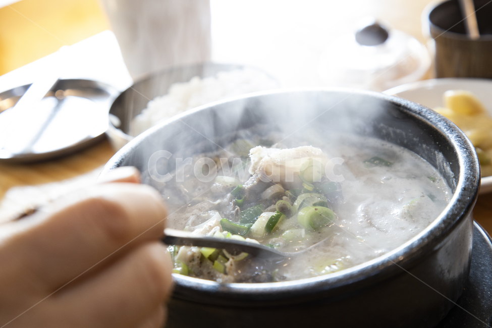 음식,순대국,뚝배기,김,모락모락,피어나는,수증기,국물,파,양념,식당,식사,받침,건더기,숟가락,손,돼지고기,내장,순대,공기밥,반찬,한국전통음식,전통음식,생활,음식,식재료,요리,food,cook,meal,dishes,food reserves