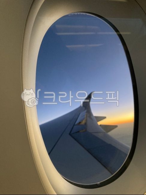 window,창문,비행기,비행기날개,하늘,노을,일몰,해질녘,항공,하늘위,비행기안,비행기창문