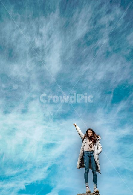 하늘,파랑,구름,sky,하양색,사람,인물,인간,human,person,여성,여자,woman,female,lady