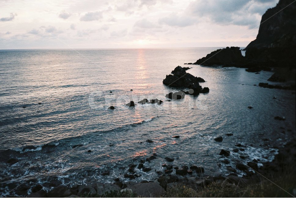 바다,제주도,일출,구름,sea,jejudo,cloud,필름카메라,필름사진,필름,filmphoto,성산일출봉,sunrise,수평선,바다일출,파도,해변,하늘,태양,sky,sun,자연,풍경,nature,landscape,제주도,jeju,jeju island,outdoors,옥외,ocean,대양,water,물,land,땅,promontory,곶,shoreline,해안선,coast,연안