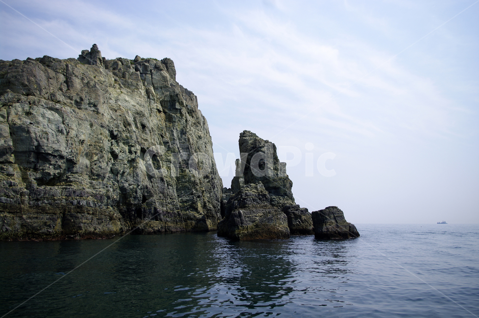 암석,바위,하늘,구름,섬,바다,자연,풍경,nature,landscape,outdoors,옥외,land,땅,ocean,대양,sea,water,물,shoreline,해안선