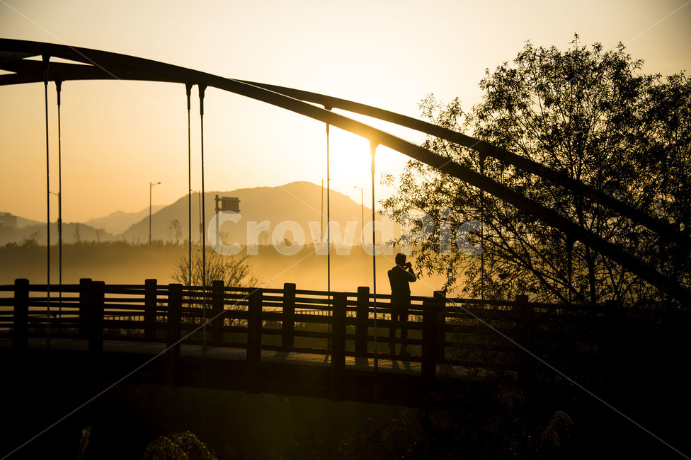 시흥갯골공원,시흥,일출,다리,실루엣,person,사람,human,인간,sunlight,햇빛,railing,난간,nature,자연,outdoors,옥외
