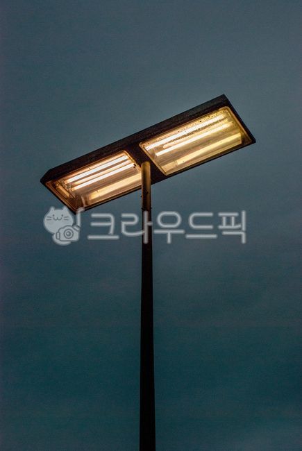 가로등,밤조명,거리램프,도시불빛,폴조명,야간가로등,현대가로등,어두운하늘,streetlamp,nightlight,urbanlighting,lamppole,glowingfixture,eveningsky
