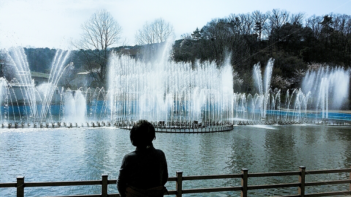 water,human,인간,person,분수대,노래하는분수,공원,야외,자연,강가,물,저수지,구름,하늘,나무,분수노래,노래분수