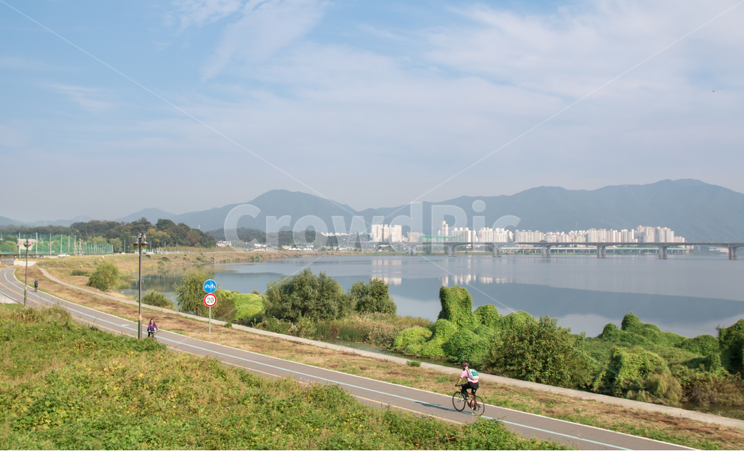 자전거,한강,강변,자전거도로,자전거전용도로,강,구리,남양주,북한강,파란,하늘,싸이클,취미,교외,야외,취미생활,풍경,경치,배경,여가,한가한,이륜차,라이딩,도시,풍경,city,landscape,한국도시풍경,한국도시경관,korea cityscape,사람,인물,인간,human,person,스포츠,레저,운동,sports,leisure,exercise,건강,헬스웨어,헬스케어,healthware,health care,vehicle,차량,bike,transportation,교통,bicycle
