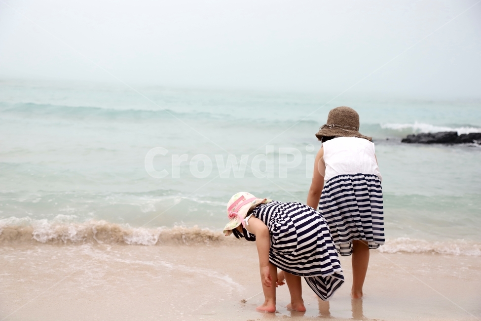 자매,파도,가족,바다,의류,clothing,sea,wave,sisters,어린이,여자아이,여자,줄무늬