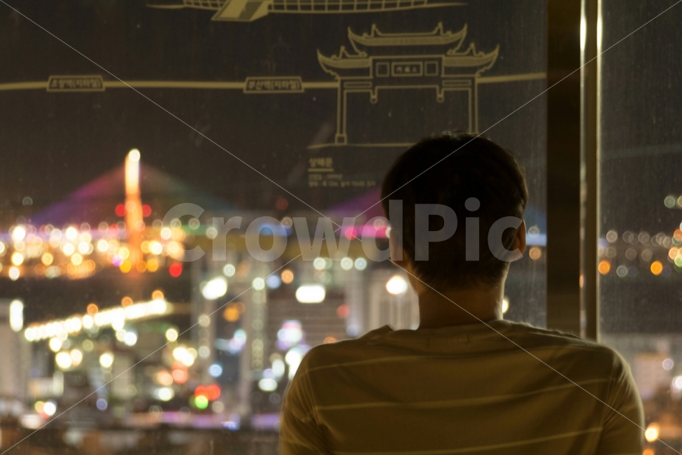 감정,감성,외로움,쓸쓸함,아련,emotion,부산,산복도로,전망대,스카이웨이,사색,보케,부산항대교,북항대교,여행,혼자,뒷모습,도시,풍경,city,landscape,야경,밤,nightscape,night,사람,인물,인간,human,person,남성,남자,man,male,감정표현,기분,feeling,emotion,고독함,외로움,쓸쓸함,우울함,슬픔,lonely,solitary