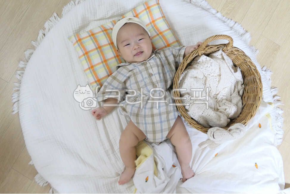 small,basket,rug,young,0 years old,held,rattan basket,innocent,mothers arms,infant,cute,one year old,Asian,life,son,white,angelic,human,parenting,Korea,nose,lovely,precious,Eyes,Oriental,check pattern,Korean,newborn,1 year old,lifestyle,face,mouth,hair ba